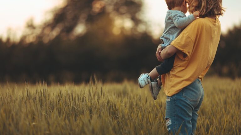 Full Time Mom vs Working Mom: Which Role is More Fulfilling?