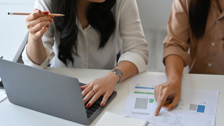 What Should You Look for When Purchasing Wavy Hair Extensions Online?