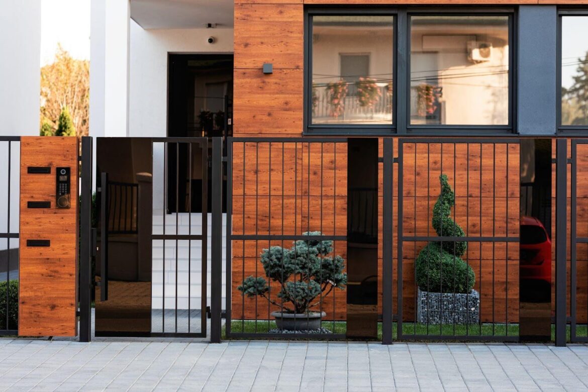 How to Mix Vinyl Fencing with Metal Gates for a Stylish Look